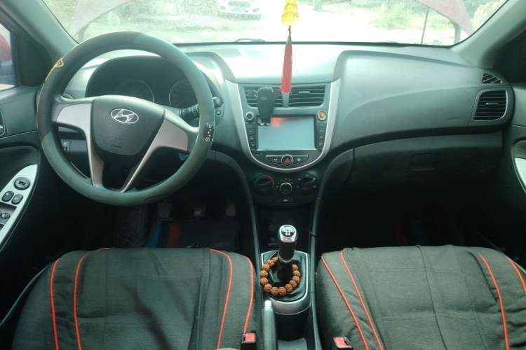 Used Hyundai Verna Ray 2014 1.4L Manual GLX Center Console