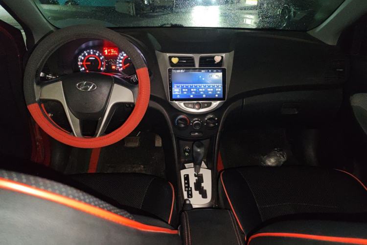 Used Hyundai Verna Ray 2014 1.4L Automatic GLX Center Console