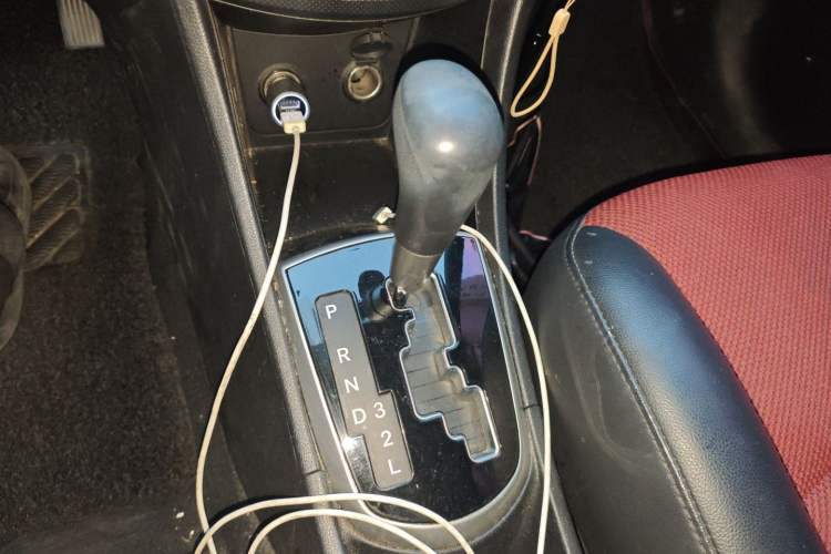 Used Hyundai Verna Ray 2014 1.4L Automatic GLX Gear Lever