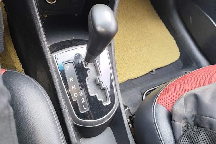 Used Hyundai Verna Ray 2014 1.4L Automatic GLX Gear Lever