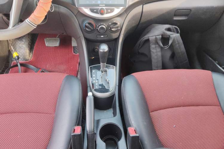 Used Hyundai Verna Ray 2014 1.4L Automatic GLX Gear Lever