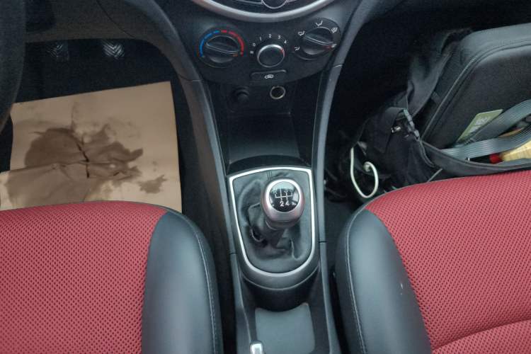 Used Hyundai Verna Ray 2014 1.4L Manual GLX Gear Lever