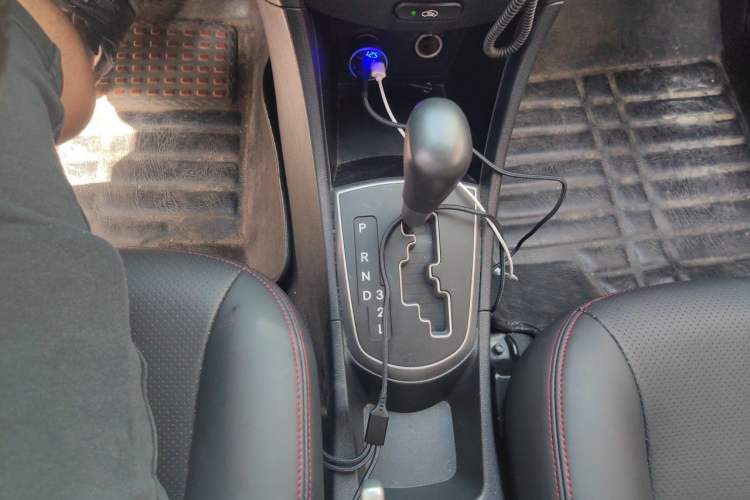 Used Hyundai Verna Ray 2014 1.4L Automatic GLX Gear Lever