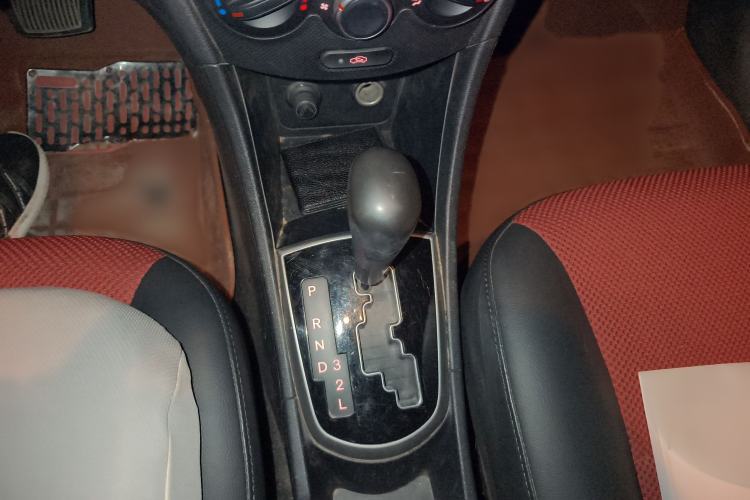 Used Hyundai Verna Ray 2014 1.4L Automatic GLX Gear Lever