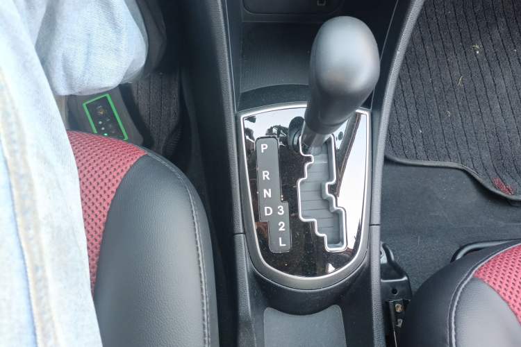 Used Hyundai Verna Ray 2014 1.4L Automatic GLX Gear Lever