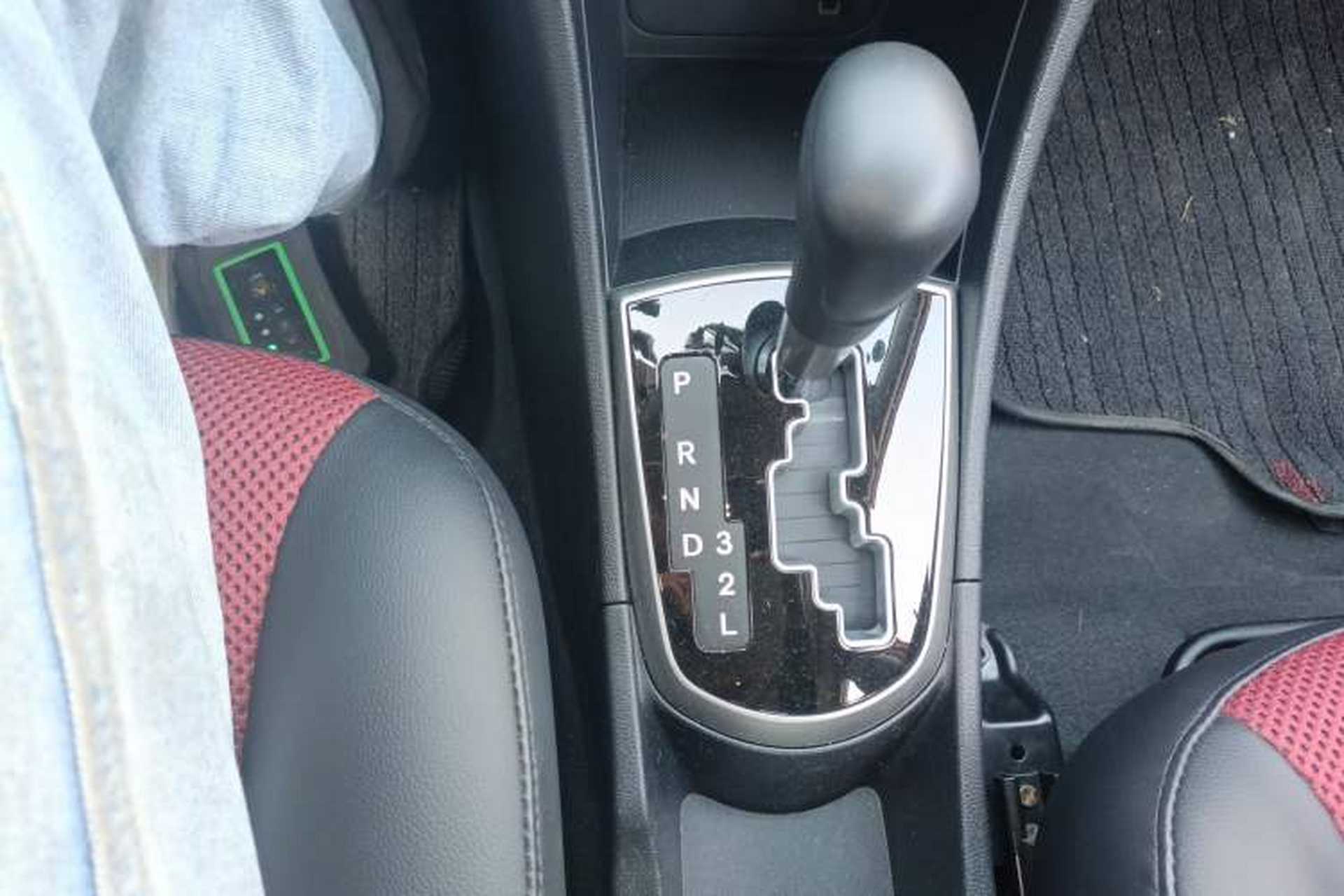 Used Hyundai Verna Ray 2014 1.4L Automatic GLX Gear Lever