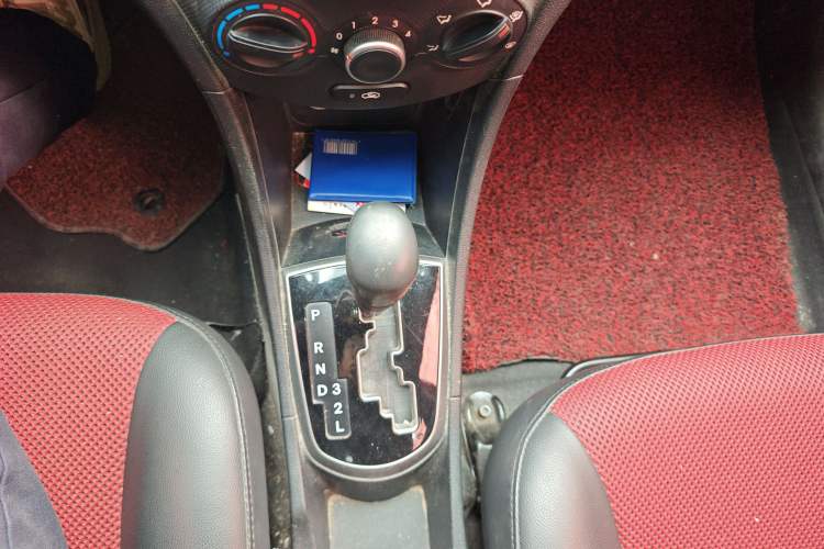 Used Hyundai Verna Ray 2014 1.4L Automatic GLX Gear Lever