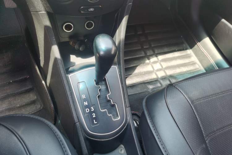 Used Hyundai Verna Ray 2014 1.4L Automatic GLX Gear Lever