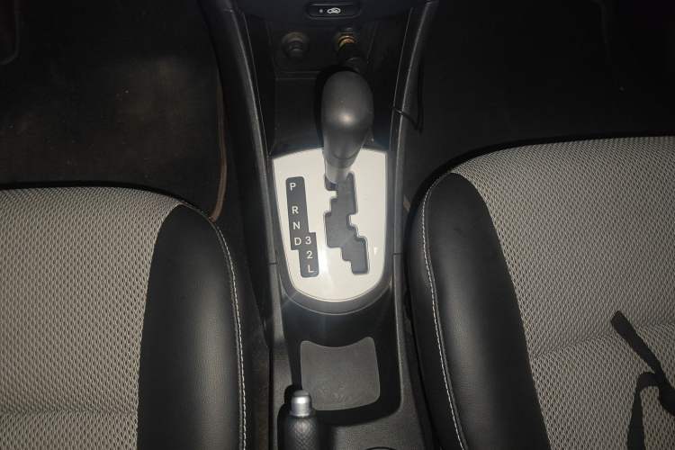 Used Hyundai Verna Ray 2014 1.4L Automatic GLX Gear Lever