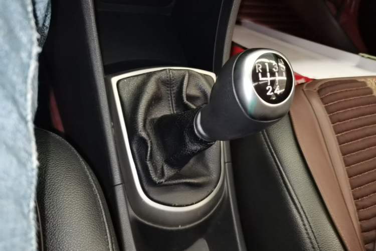 Used Hyundai Verna Ray 2014 1.4L Manual GLX Gear Lever