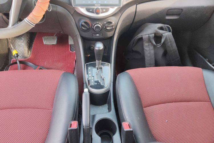 Used Hyundai Verna Ray 2014 1.4L Automatic GLX Gear Lever