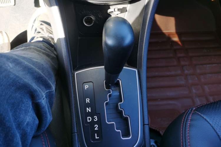 Used Hyundai Verna Ray 2014 1.4L Automatic GLX Gear Lever