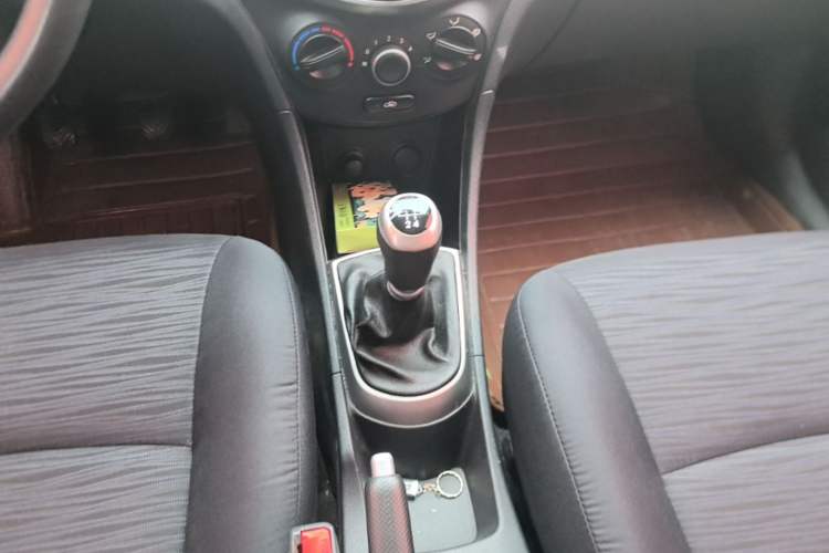 Used Hyundai Verna Ray 2014 1.4L Manual GLX Gear Lever