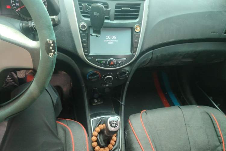 Used Hyundai Verna Ray 2014 1.4L Manual GLX Gear Lever