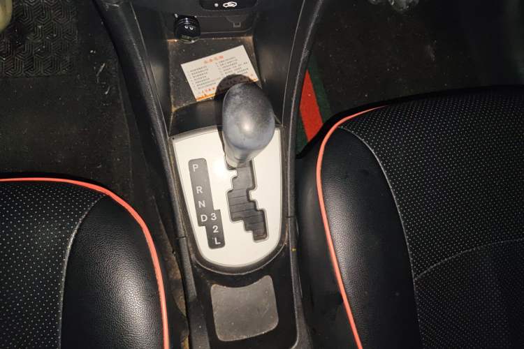 Used Hyundai Verna Ray 2014 1.4L Automatic GLX Gear Lever