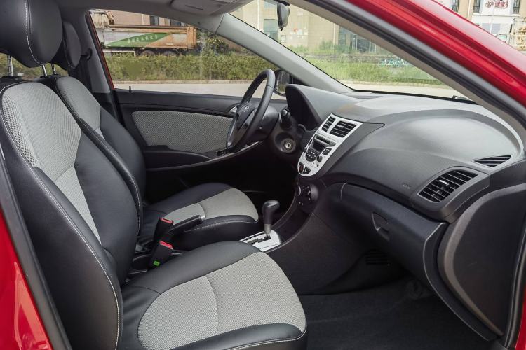 Used Hyundai Verna Ray 2014 1.4L Automatic GLX Interior 4