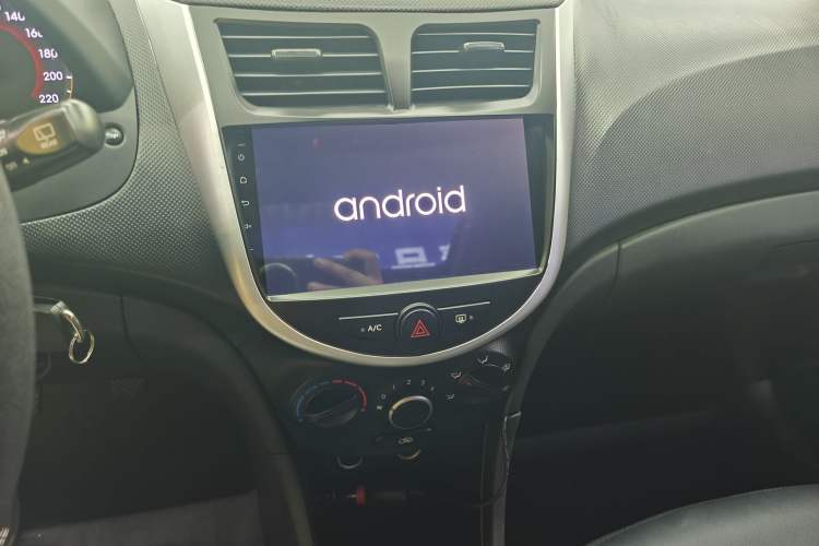 Used Hyundai Verna Ray 2014 1.4L Manual GLX Interior 4