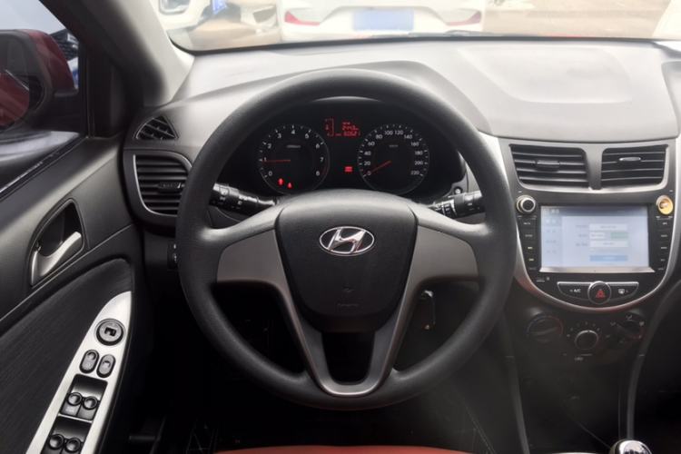 Used Hyundai Verna Ray 2014 1.4L Manual GLX Interior 5