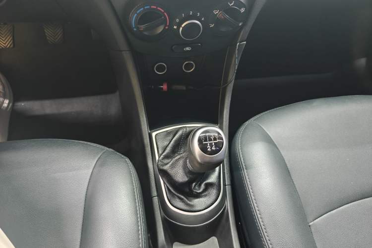 Used Hyundai Verna Ray 2014 1.4L Manual GLX Interior 5