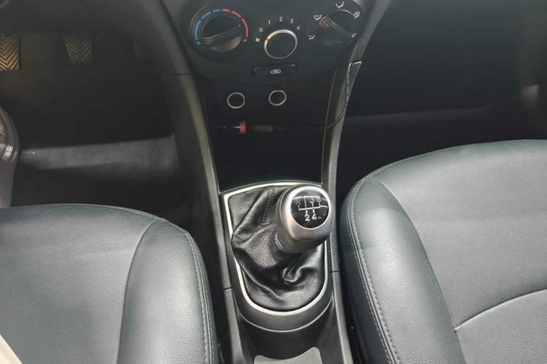 Used Hyundai Verna Ray 2014 1.4L Manual GLX Interior 5