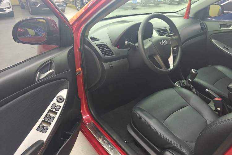 Used Hyundai Verna Ray 2014 1.4L Manual GLX Interior 6