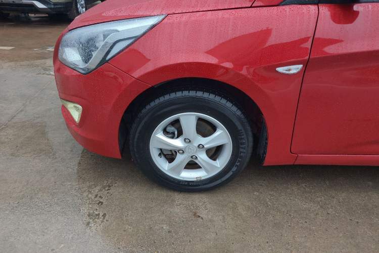 Used Hyundai Verna Ray 2014 1.4L Manual GLX Left Front Wheel Hub