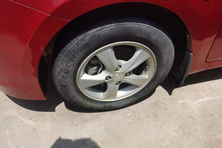 Used Hyundai Verna Ray 2014 1.4L Automatic GLX Left Front Wheel Hub