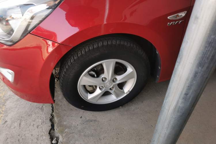 Used Hyundai Verna Ray 2014 1.4L Manual GLX Left Front Wheel Hub