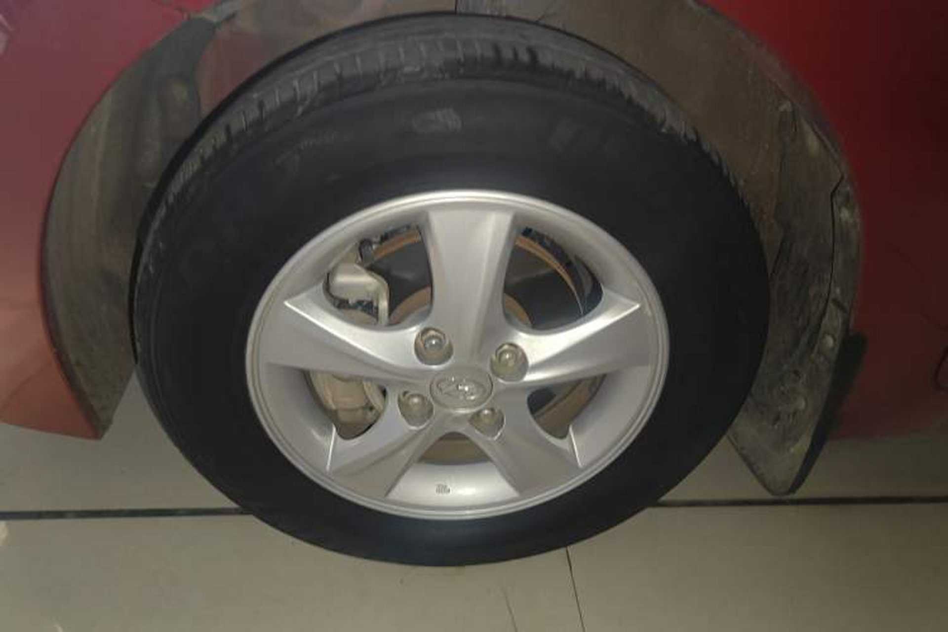 Used Hyundai Verna Ray 2014 1.4L Automatic GLX Left Front Wheel Hub