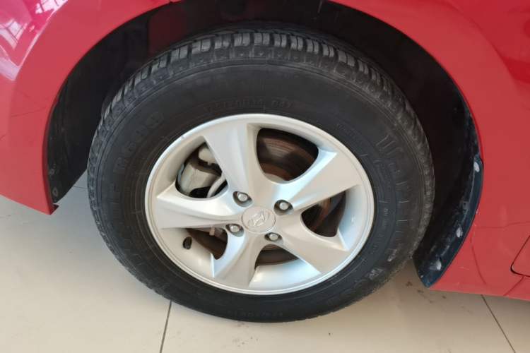 Used Hyundai Verna Ray 2014 1.4L Manual GLX Left Front Wheel Hub