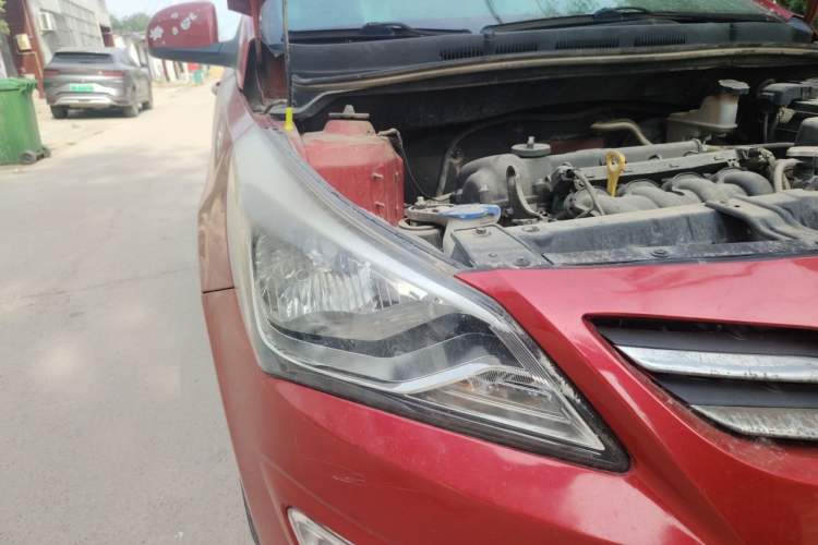 Used Hyundai Verna Ray 2014 1.4L Manual GLX Right Front Headlight