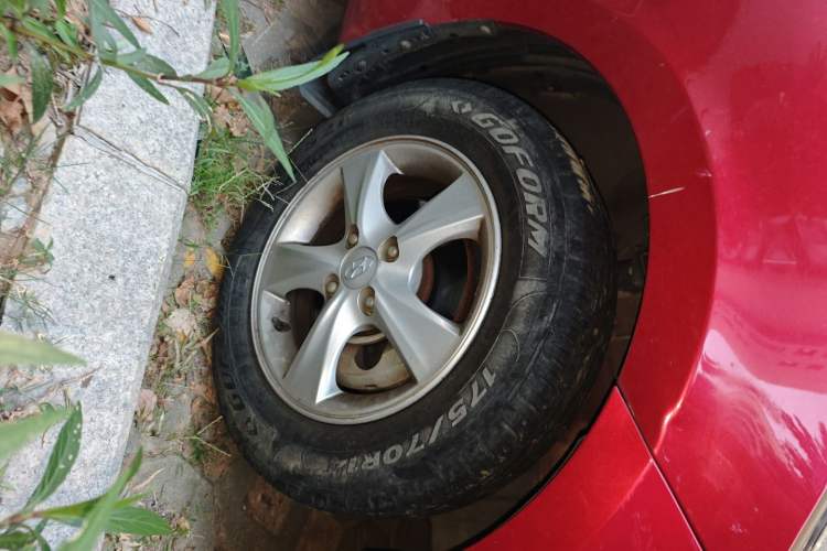 Used Hyundai Verna Ray 2014 1.4L Automatic GLX Right Front Wheel Hub