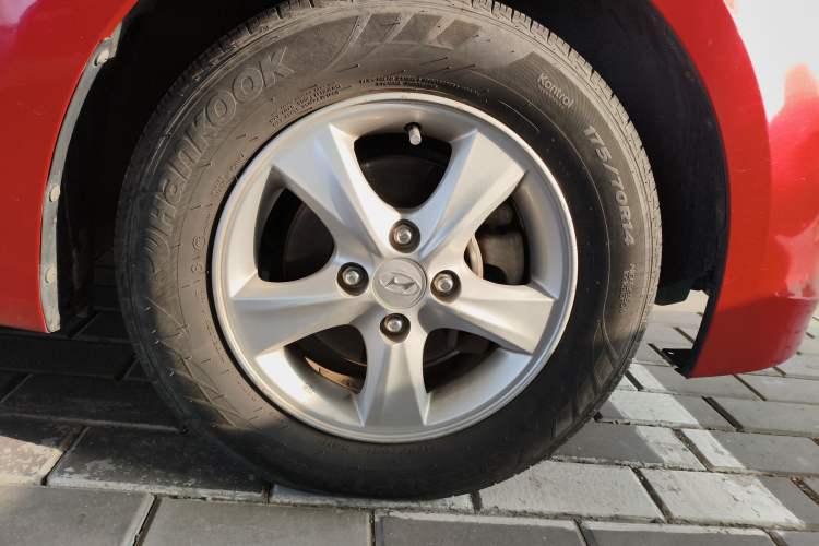 Used Hyundai Verna Ray 2014 1.4L Automatic GLX Right Front Wheel Hub