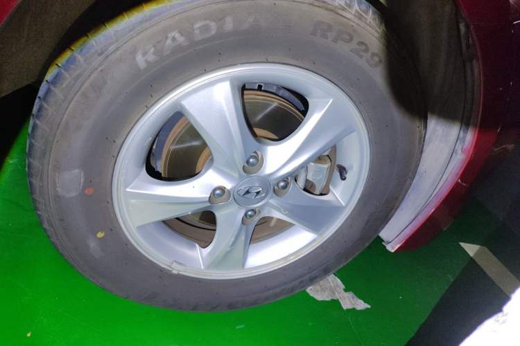 Used Hyundai Verna Ray 2014 1.4L Automatic GLX Right Front Wheel Hub