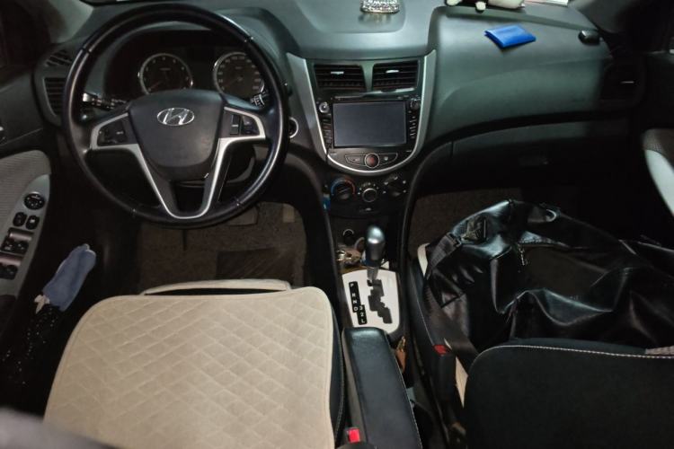 Used Hyundai Verna Ray 2014 1.6L Automatic TOP Center Console