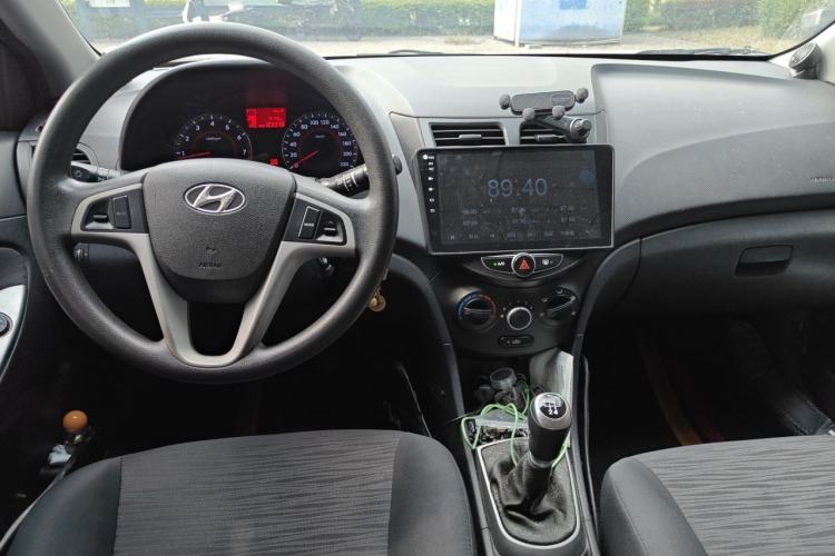 Used Hyundai Verna Ray 2014 1.4L Manual GLX Center Console