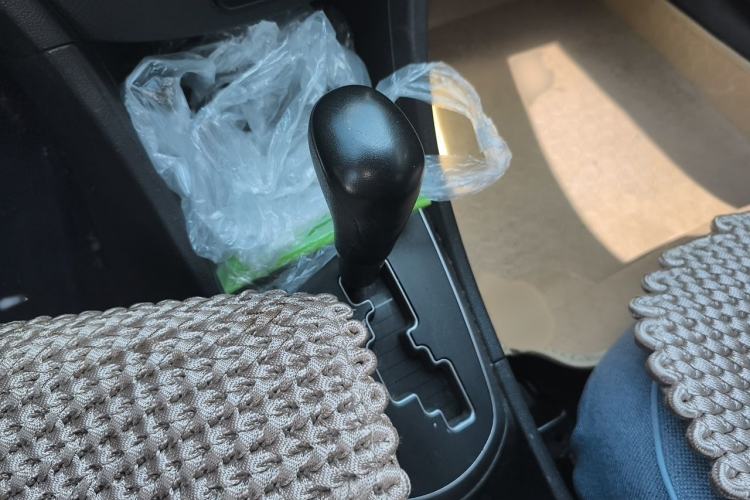 Used Hyundai Verna Ray 2014 1.4L Automatic GLX Gear Lever
