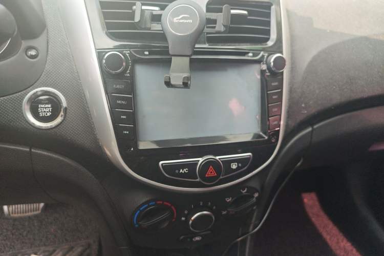 Used Hyundai Verna Ray 2014 1.4L Automatic TOP Audio And AC Panel