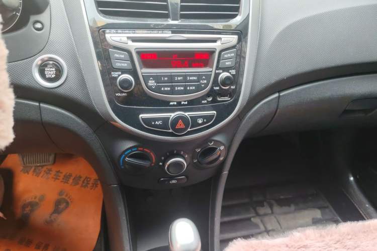 Used Hyundai Verna Ray 2014 1.6L Automatic TOP Audio And AC Panel