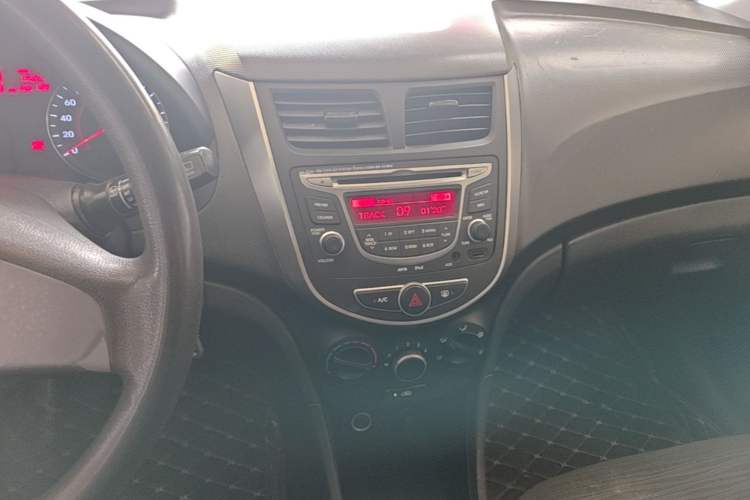 Used Hyundai Verna Ray 2014 1.4L Manual GLX Audio And AC Panel