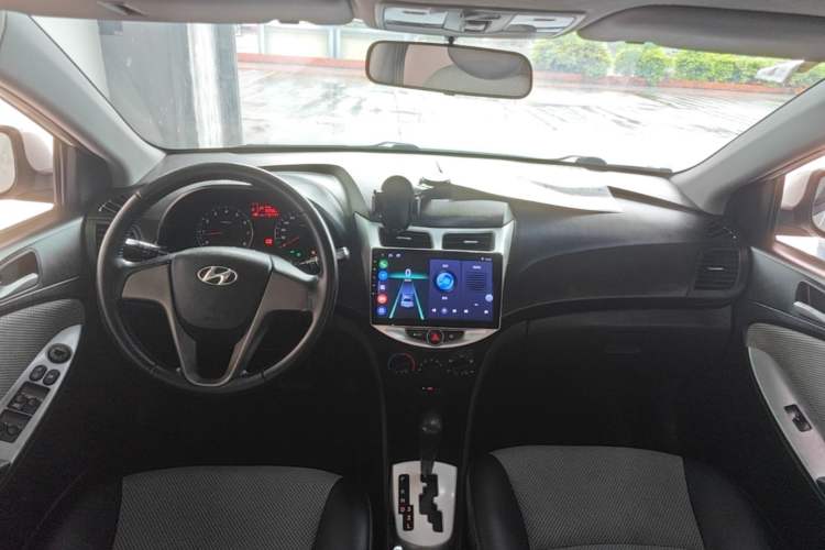Used Hyundai Verna Ray 2014 1.4L Automatic GLX Center Console