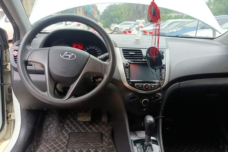 Used Hyundai Verna Ray 2014 1.4L Automatic GLX Center Console