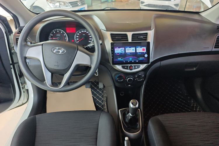Used Hyundai Verna Ray 2014 1.4L Manual GLX Center Console