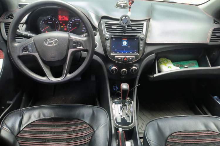 Used Hyundai Verna Ray 2014 1.6L Automatic TOP Center Console