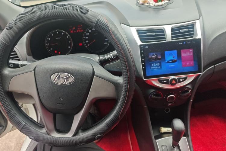 Used Hyundai Verna Ray 2014 1.4L Automatic GLX Center Console