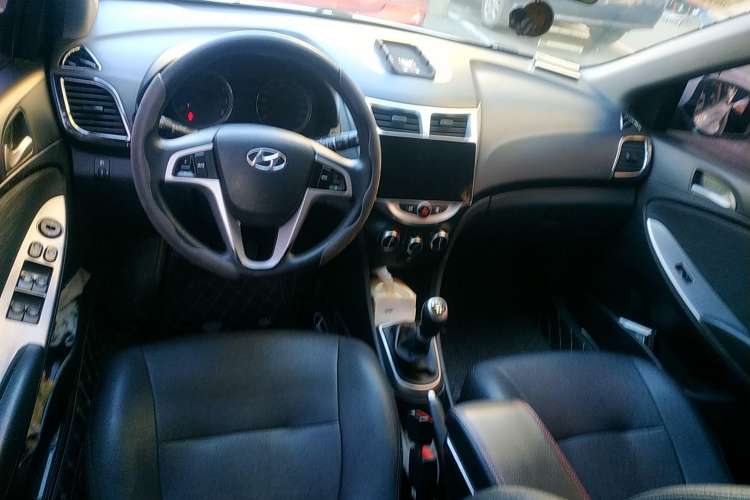 Used Hyundai Verna Ray 2014 1.4L Manual GLX Center Console