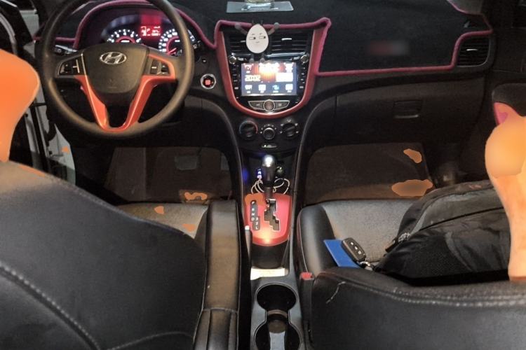 Used Hyundai Verna Ray 2014 1.6L Automatic TOP Center Console