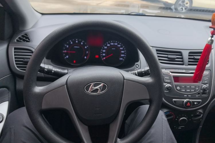 Used Hyundai Verna Ray 2014 1.4L Manual GLX Center Console