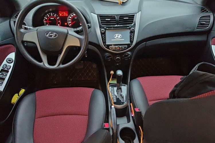 Used Hyundai Verna Ray 2014 1.4L Automatic GLX Center Console