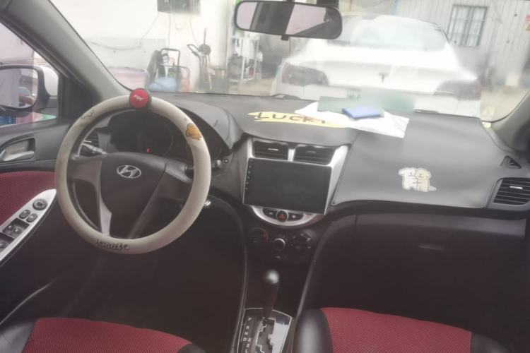 Used Hyundai Verna Ray 2014 1.4L Automatic GLX Center Console